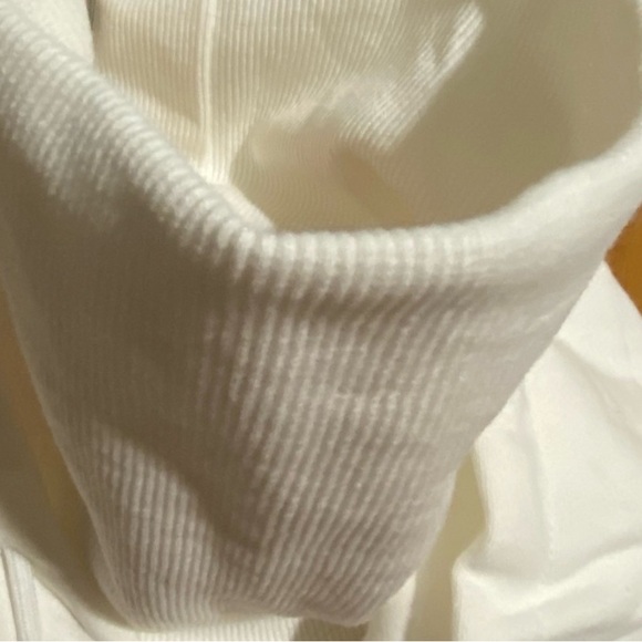 Unisex White
Embroidered Hoodie With Built in
Facemask Large - Picture 7 of 17